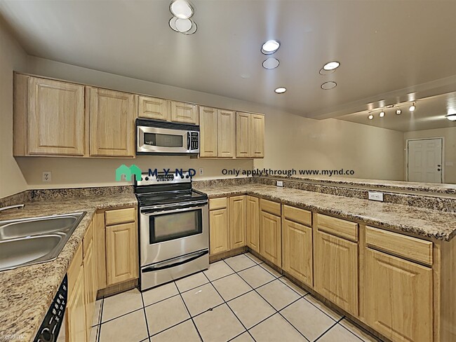 Foto del edificio - 2 br, 2.5 bath  - 1077 N Riverside Dr Unit 1