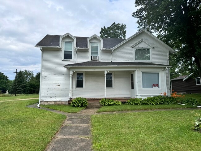 900 Sq Ft , 2 bed , 1 bath - 1st floor AVAILABLE TODAY - 180 Martin St