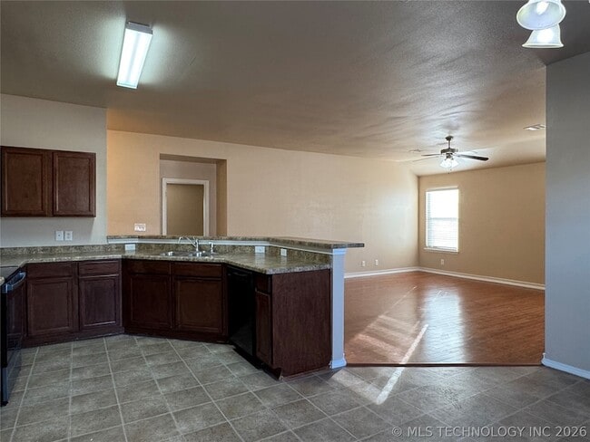 Building Photo - 14750 S Hickory Pl