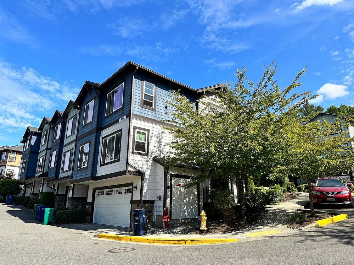 Foto principal - Bright & Modern 3BR Redmond End-Unit Townh...
