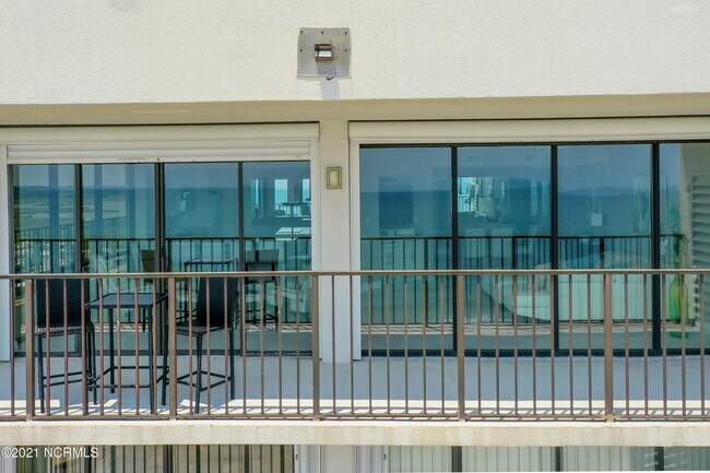 Building Photo - 4110 Island Dr