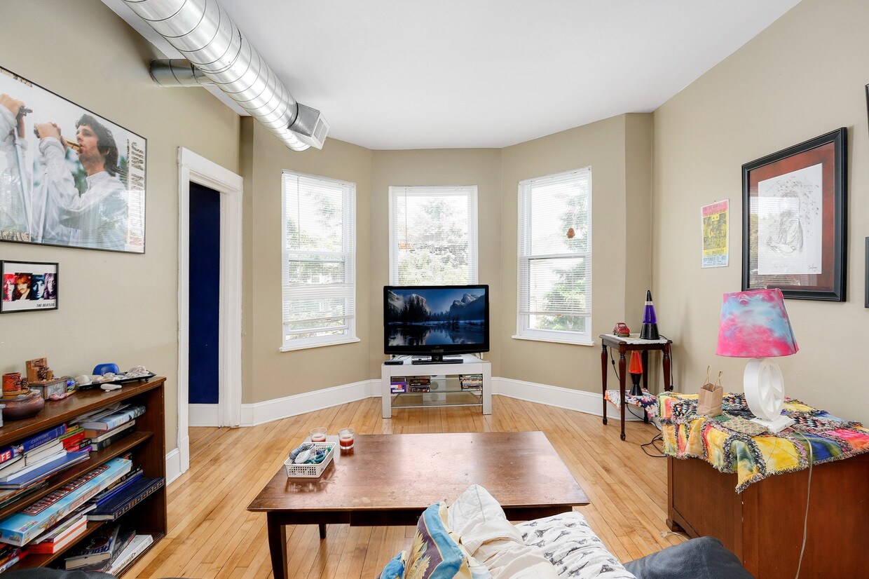 living room - 4631 W Warwick Ave