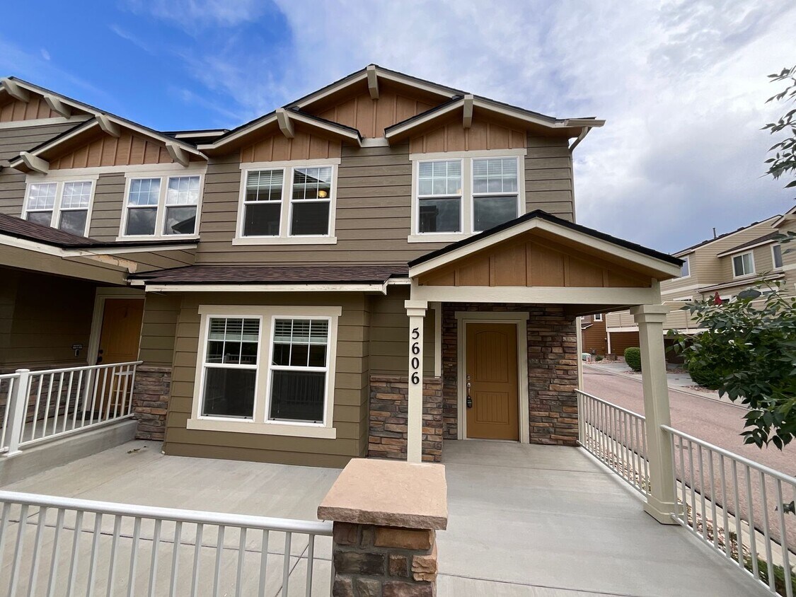 Foto principal - 3 Bedroom Townhome Available Near Dublin B...