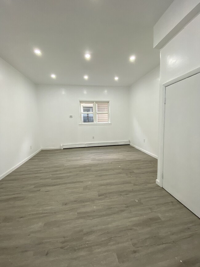 Livingroom - 610 Frank E Rodgers Blvd N