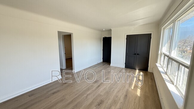 Photo du bâtiment - 6921 Barker St