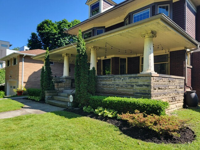 Foto del edificio - 9725 Lake Ave