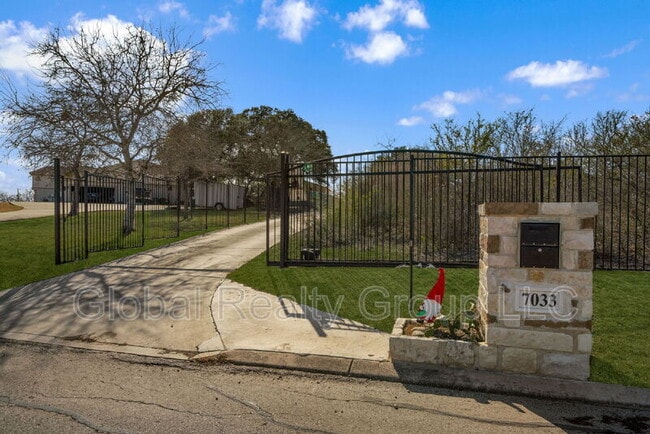 Foto del edificio - 7033 Robin Hood Way