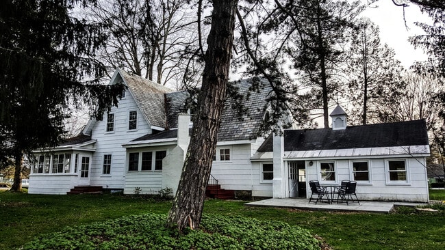 Building Photo - 96 Twitchell Hill Rd