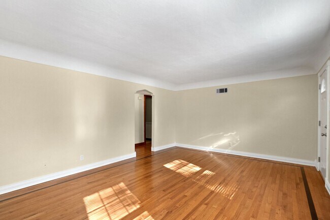 Foto del edificio - Webster Wonder w/ Floors Galore!