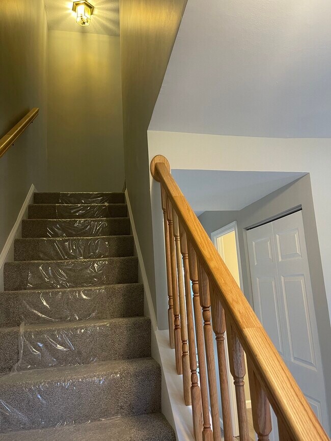 Building Photo - Completely Renovated Townhome in Great Com...