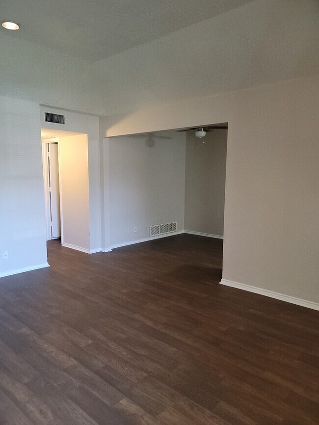 Building Photo - Duplex in Saginaw 2 bedrooms 1 bath