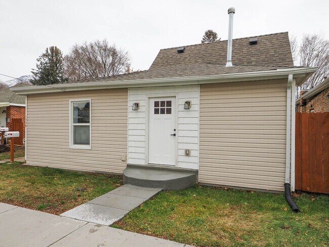 Building Photo - Upstairs Unit in Ogden