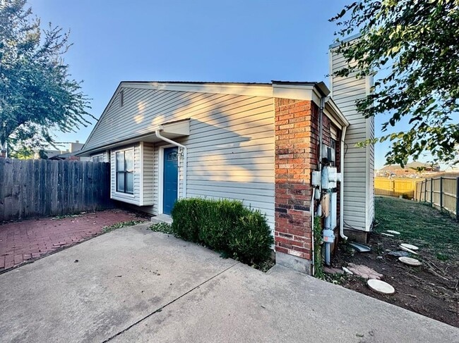 Building Photo - 925 Swan Lake Ct