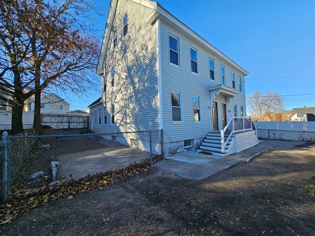 Building Photo - 69 Loring St