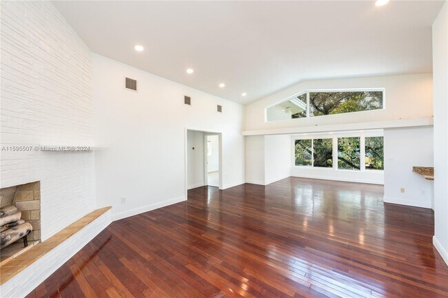 Foto del edificio - 2570 NE 200th St