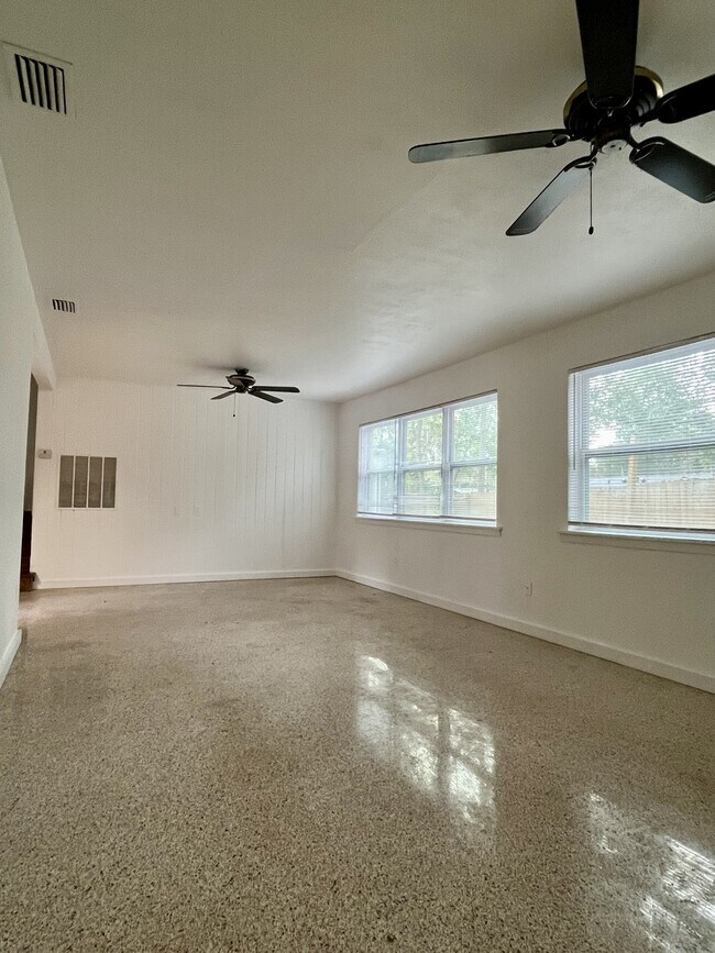 Building Photo - 1109 NE 5th Pl