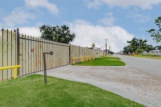 Building Photo - 1701 Johanna Dr