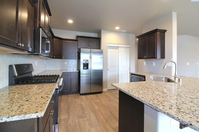 Building Photo - 3 Bed/2 Bath Home in West Pasco