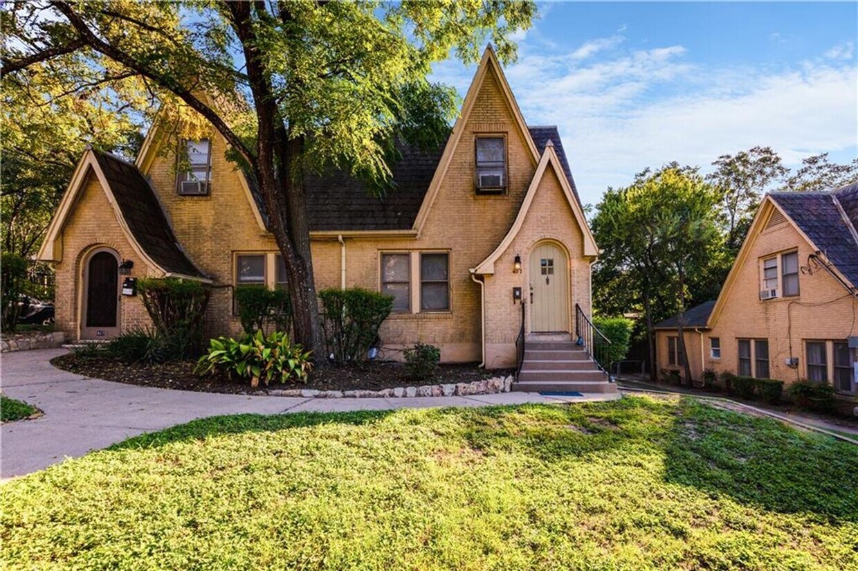 Foto principal - 407 E 32nd St