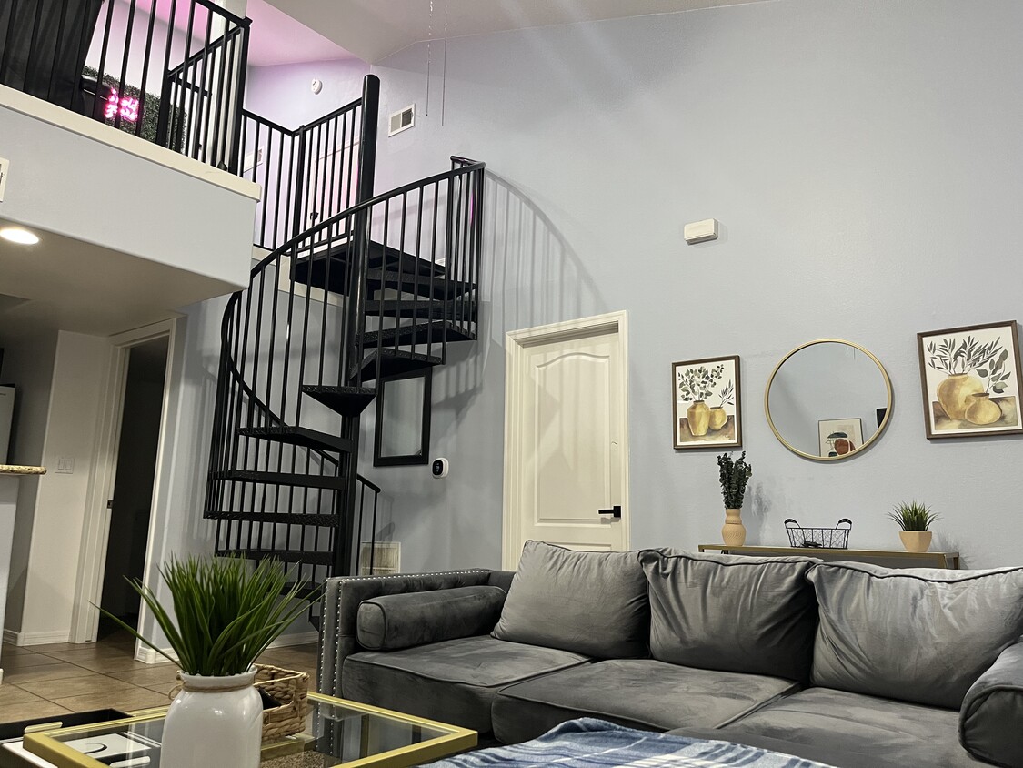 Foto principal - 1351 N Pleasant Dr