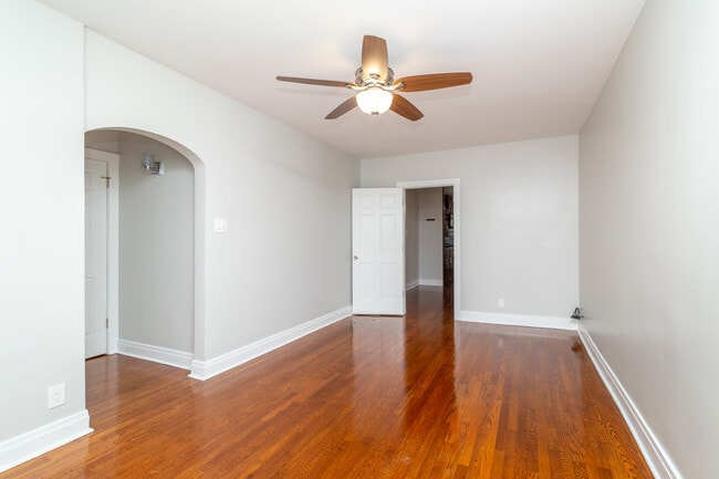 Building Photo - 6215 N Maplewood Ave