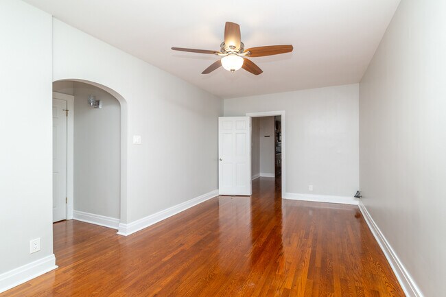Foto del edificio - 6215 N Maplewood Ave