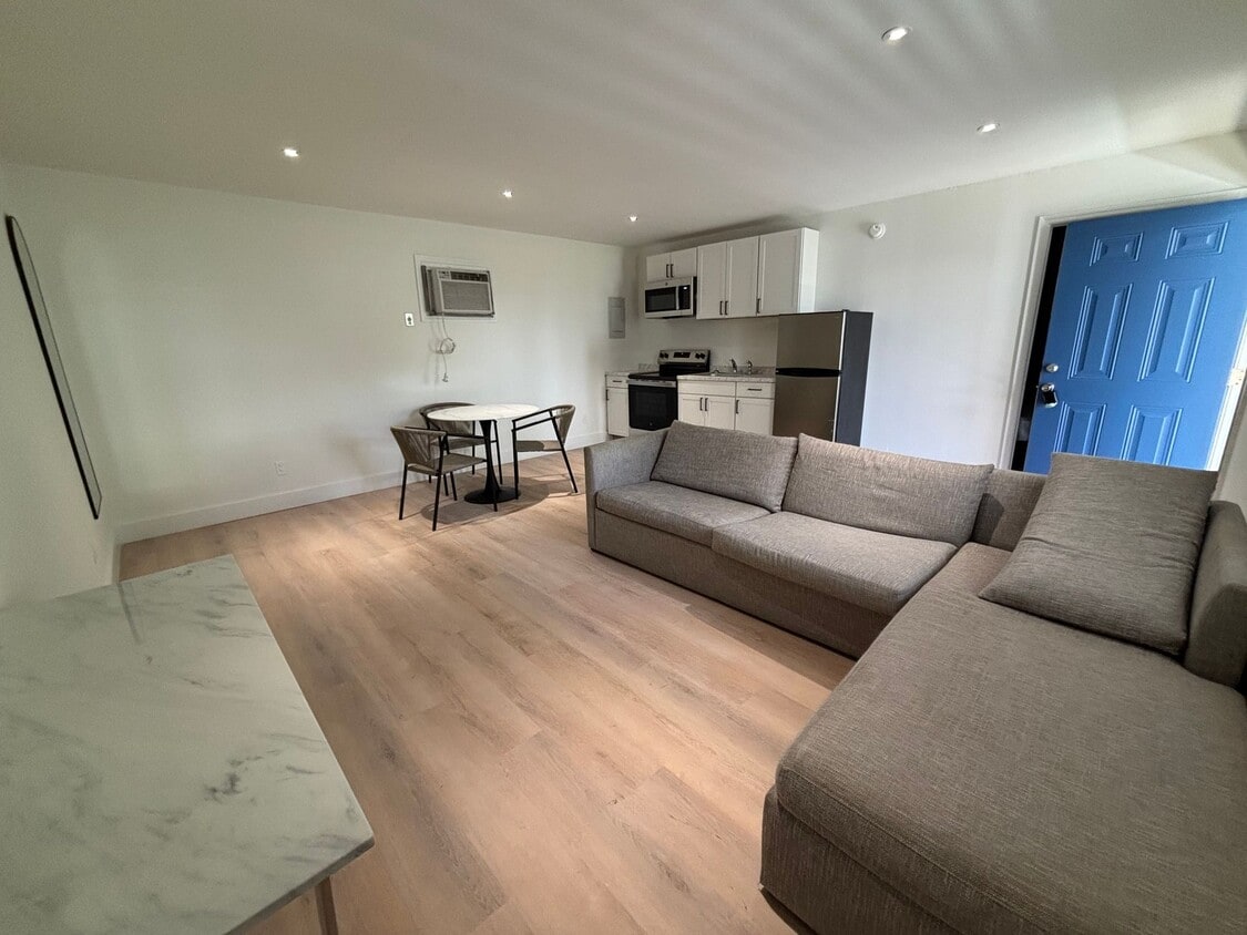 Primary Photo - Quaint Furnished One Bedroom Oasis Minutes...