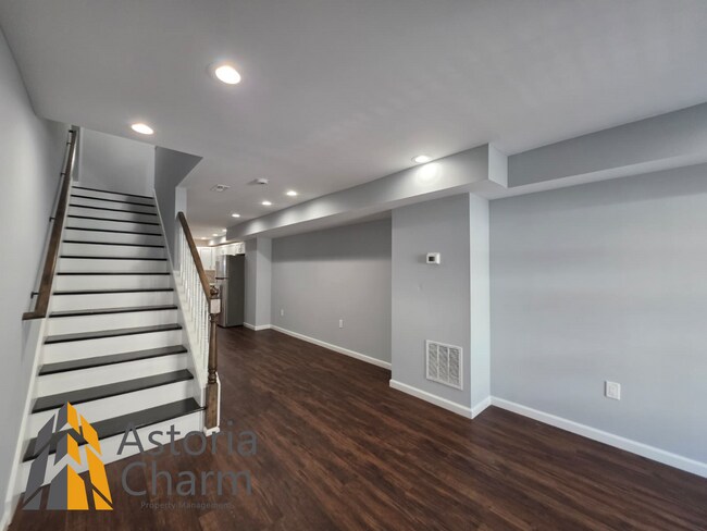 Foto del edificio - Renovated 2 Bedroom + Den, 3 Bath Home with Ensuites, Finished Basement and Stainless Appliances