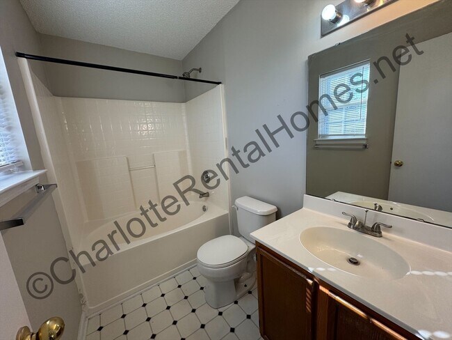 Foto del edificio - Nice single family home with 3 bedrooms and 2.5 bathrooms