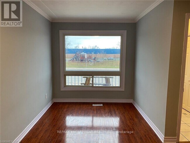 Photo du bâtiment - 11 Parkdale Ave S