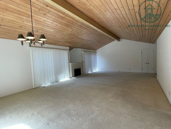 Building Photo - Two Bed Home in Country Club Gate Community