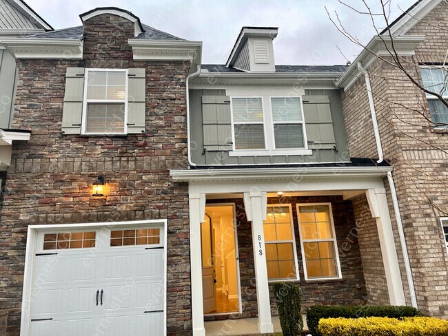 Building Photo - 3 bed & 2.5 bath home