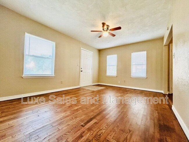 Foto del edificio - 421 E Showalter Dr