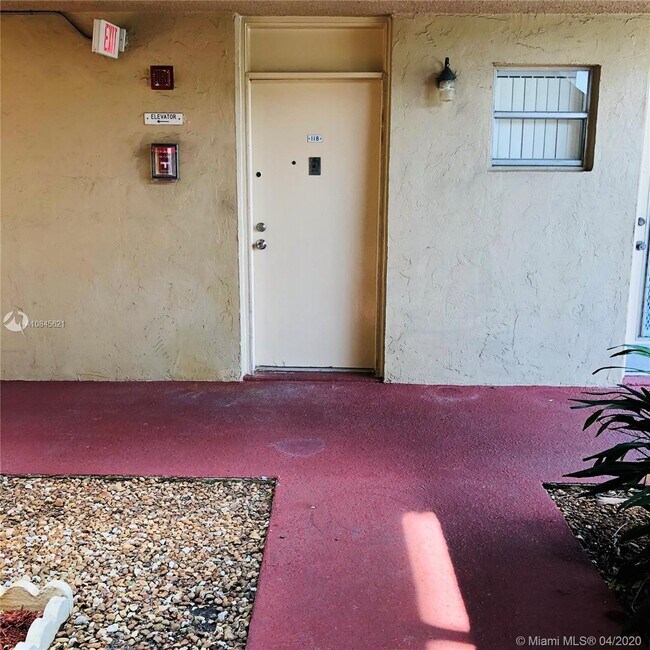 Foto del edificio - 404 NW 68th Ave