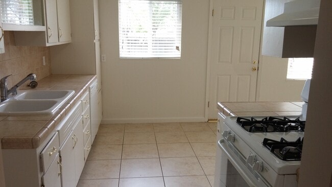 Building Photo - Recently updated home with modern amenitie...