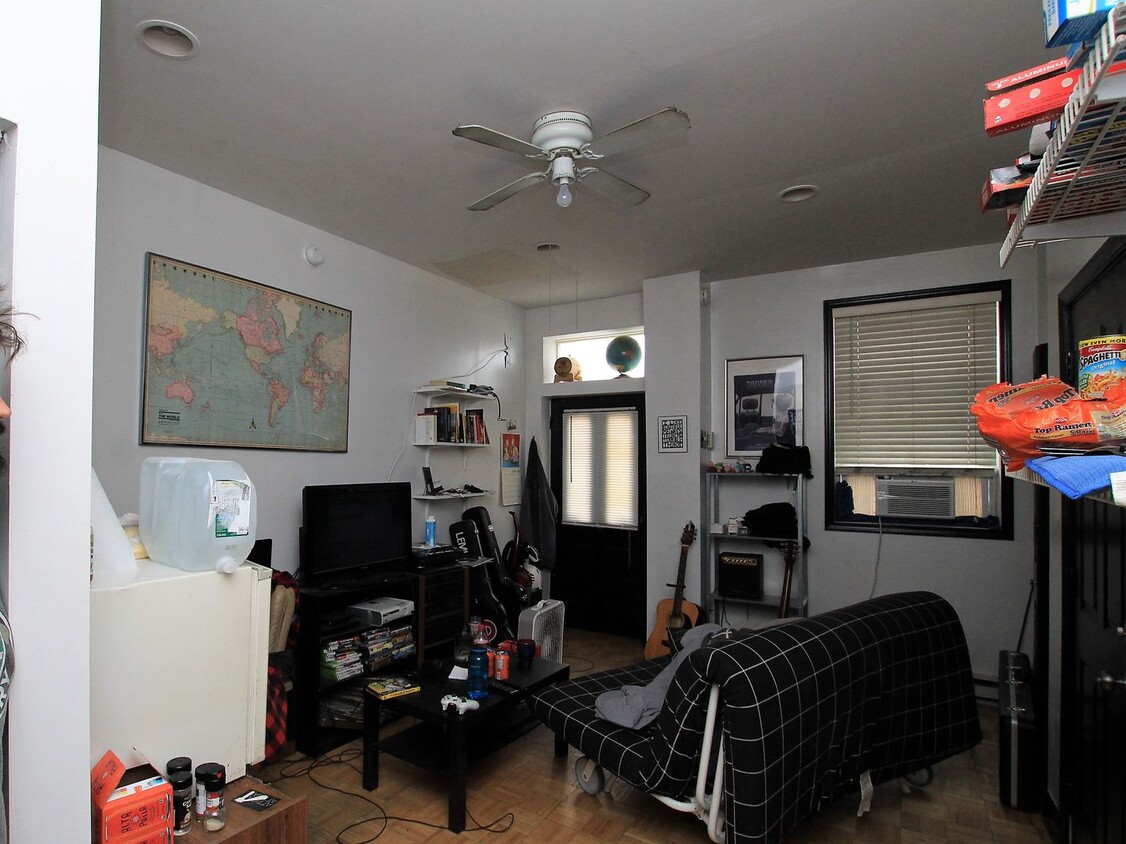 Primary Photo - Spacious bedroom in a great area in fishtown.