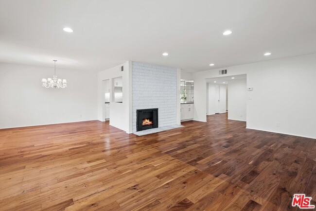 Building Photo - 853 Le Doux Rd