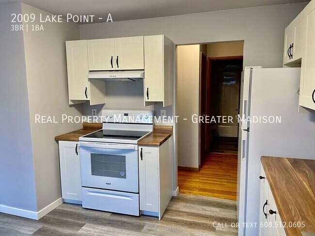 Building Photo - Newly Renovated 3 Bedroom Apartment