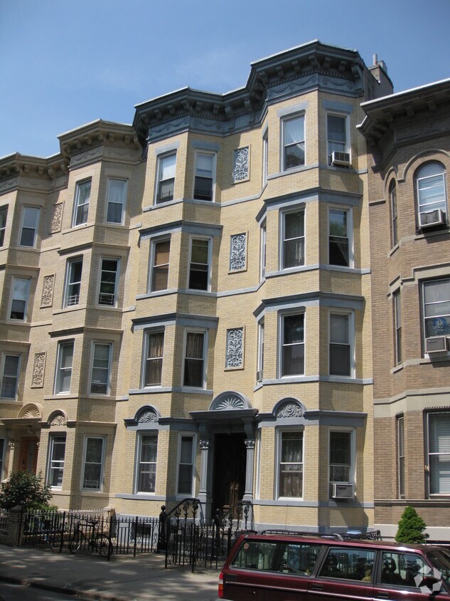 Building Photo - 105 Russell St