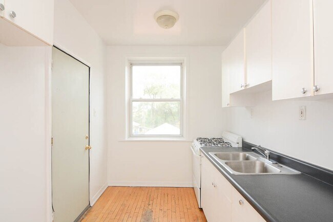 Foto del edificio - 3042 W Wellington Ave