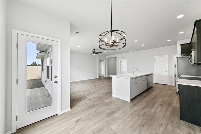 Building Photo - 653 S Blackfoot