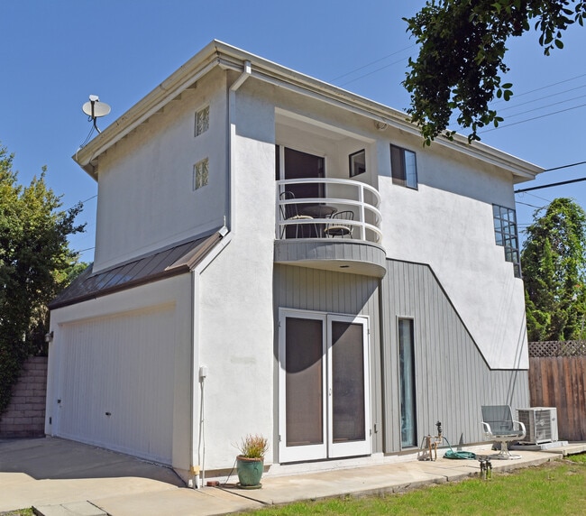 Estudio con balcón en el segundo piso. - 2330 Malcolm Ave