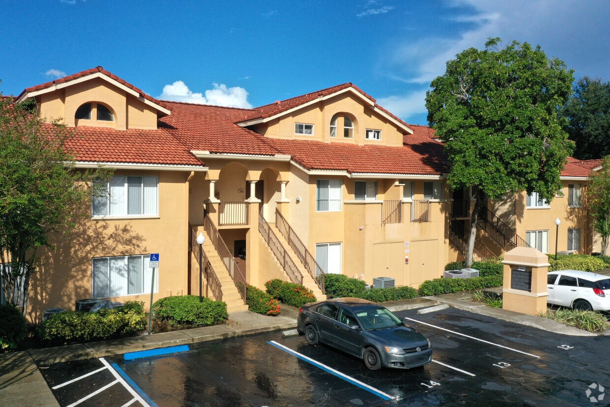 Pinebrook Pointe Apartments in Margate, FL