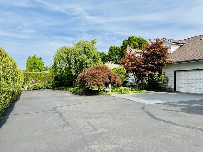 Building Photo - 7250 SE Michael Dr