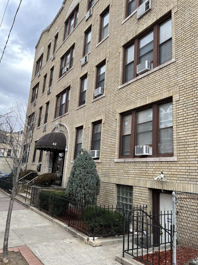 Primary Photo - 42 Van Wagenen Ave