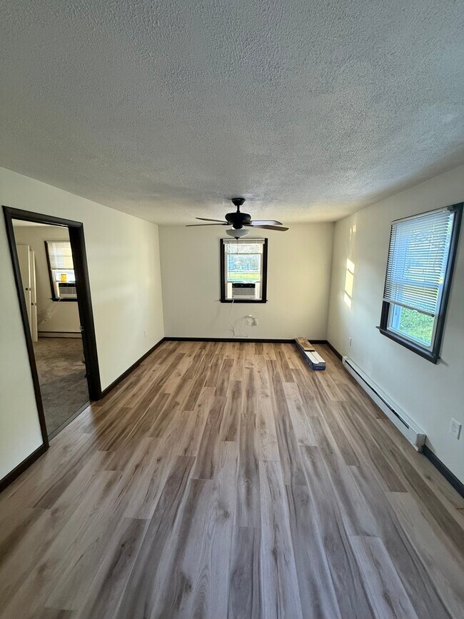 Entrada principal a la derecha. Vista del salón. - 6820 Rowe Dr