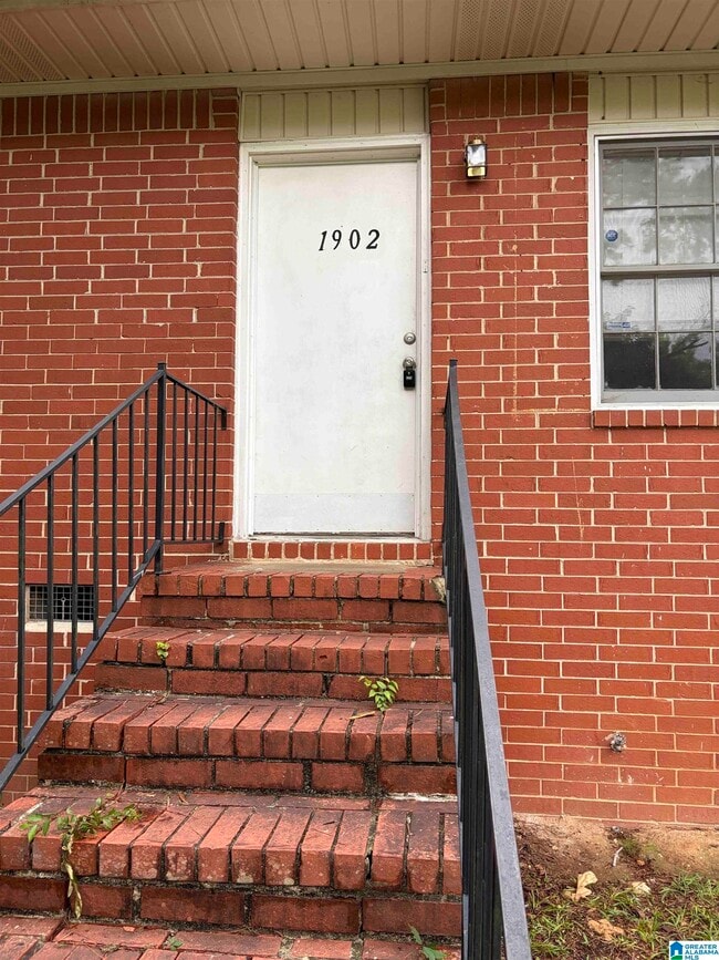 Building Photo - 1902 Lyle Dr