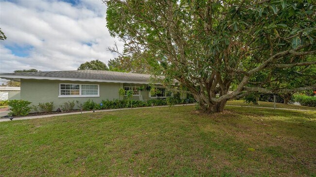 Building Photo - 2709 Siesta Dr