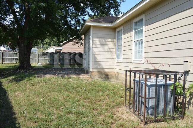 Foto del edificio - 6045 Holly Heights Cove