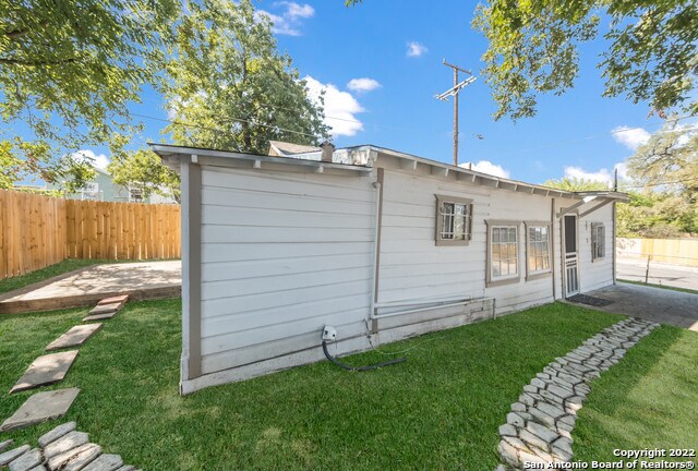 Building Photo - 2602 S New Braunfels Ave